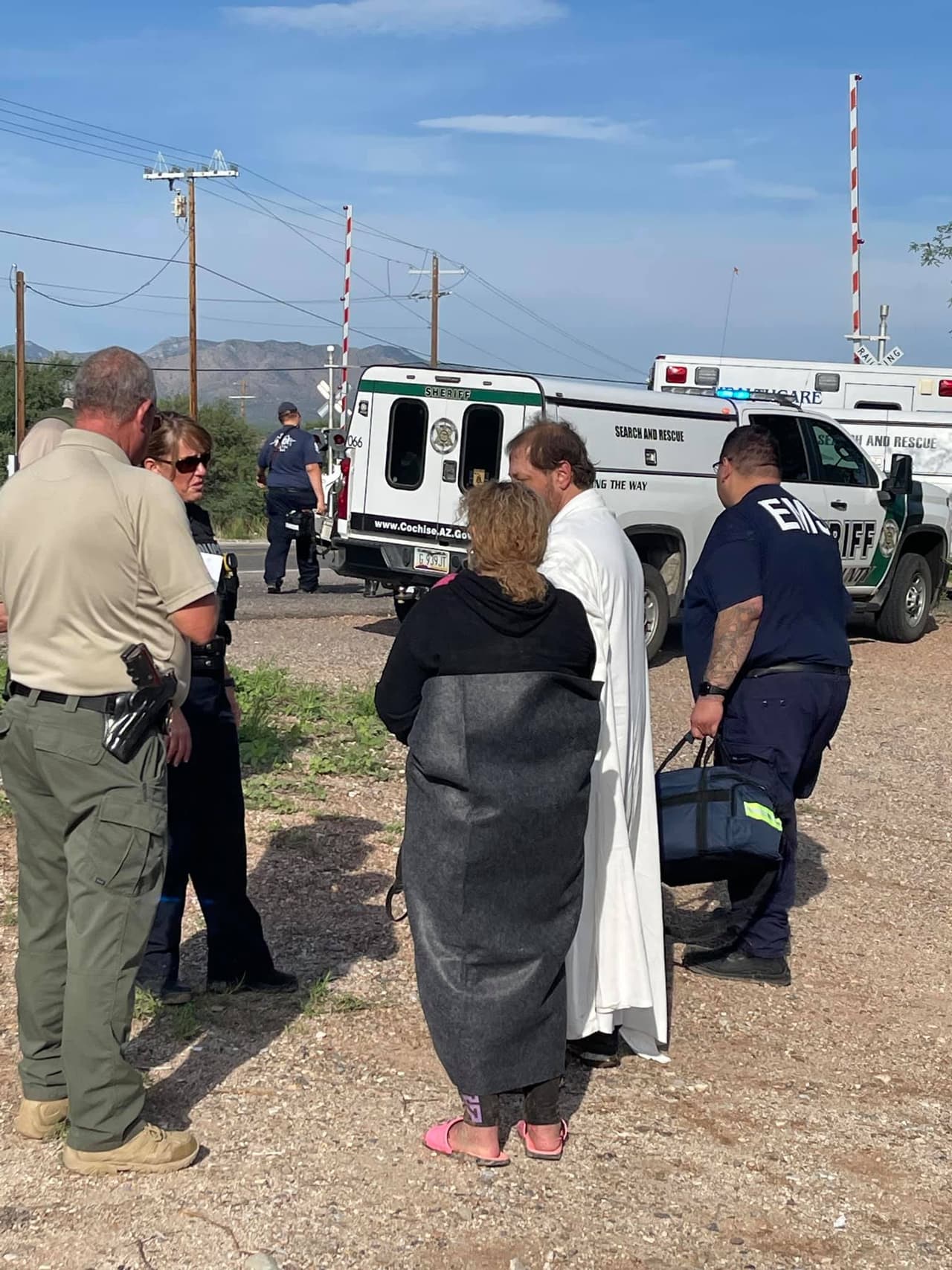 Los miembros de la familia llegaron un rato después e intentaron sacarlo, pero también se atascaron. En este momento, el flujo de agua en el río aumentó sustancialmente. Los sujetos dijeron que el nivel del agua estaba a la mitad de las ventanas y que no pudieron abrirlas para escapar, pero lograron abrir una puerta trasera y lograron salir.