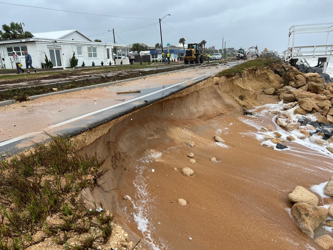 Parte de A1A está cerrada en Flagler Beach porque el camino se está derrumbando debido a las marejadas.
