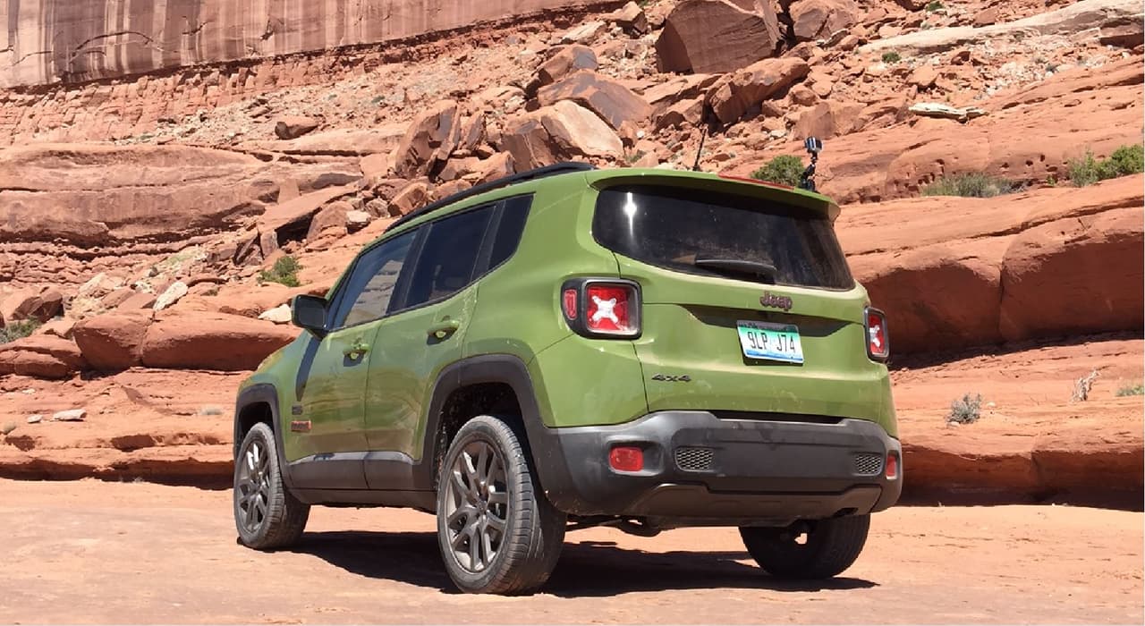 La Jeep Renegade apareció hace algunos años para reemplazar a la Jeep Compass y al Jeep Patriot. Estos últimos, para muchos, olvidaron las raíces off-road de la marca, cediendo a la mediocridad en todo aspecto. Por ello, la Renegade no solo es importante como fuente de ingresos, pero lo es para recuperar la reputación de Jeep en este segmento.