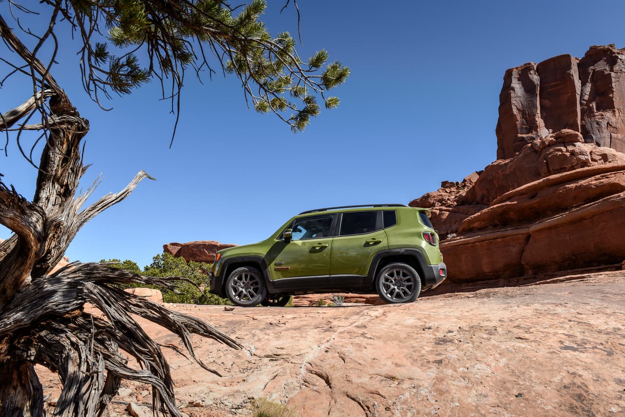 $18,990 es el precio base para la Jeep Renegade 2016 en su versión Sport. Las otras tres variantes disponibles son la Latitude (objeto de nuestra prueba), Limited (la más lujosa) y la Trailhawk (optimizada para off-road).