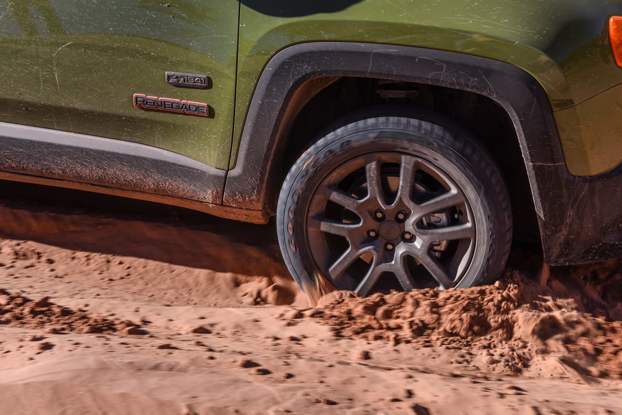 La Renagade no solo recupera la esencia y espíritu que diferencia a Jeep de sus competidores, pero lo hace ofreciendo una conducción sencilla e integrando tecnología de manera orgánica.