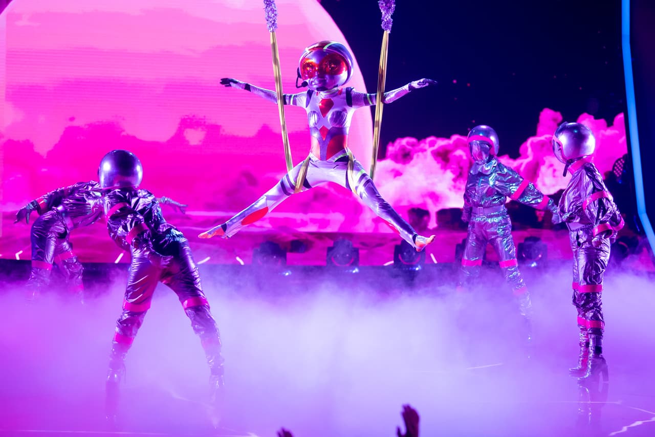 Sobre el escenario cantó 'Never Enough', 'performance' que incluyó danza aérea y demostró sus capacidades vocales. Los 'investigadores' sospechan de Sandra Echeverría, Dana Paola, Melissa Barrera y Paulina Goto.