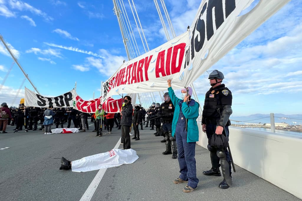 Las autoridades cerraron todos los carriles en dirección a San Francisco debido a la presencia de manifestantes, que llegaron con lonas y pancartas.