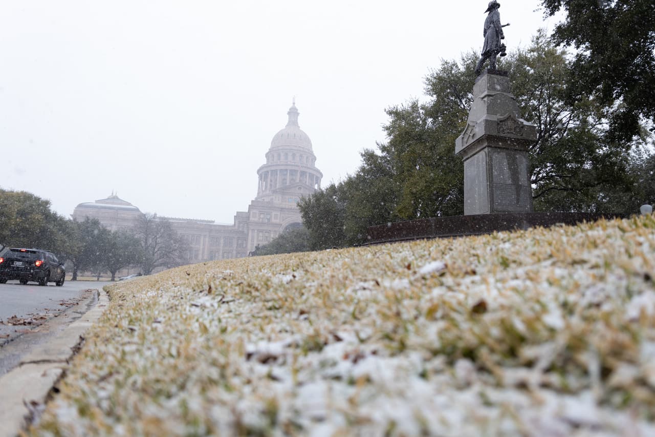 Otras áreas al 
<b><a href="https://www.univision.com/local/austin-kakw/es-la-primera-vez-que-experimento-esto-nevada-sorprende-a-residentes-de-austin-video">norte de Austin como el condado Williamson,</a></b> ubicado al norte de Austin, habían recibido hasta 5 pulgadas de nieve y también experimentaron algunos cortes de energía.