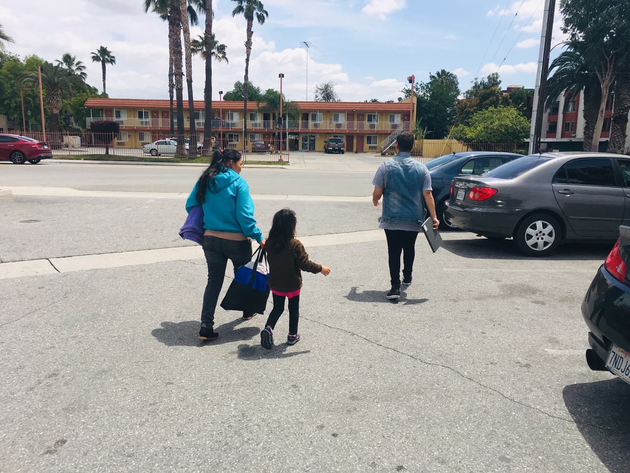 Una madre centroamericana y su hija caminando afuera de la estacion de Greyhound, donde las dejó la Patrulla Fronteriza.