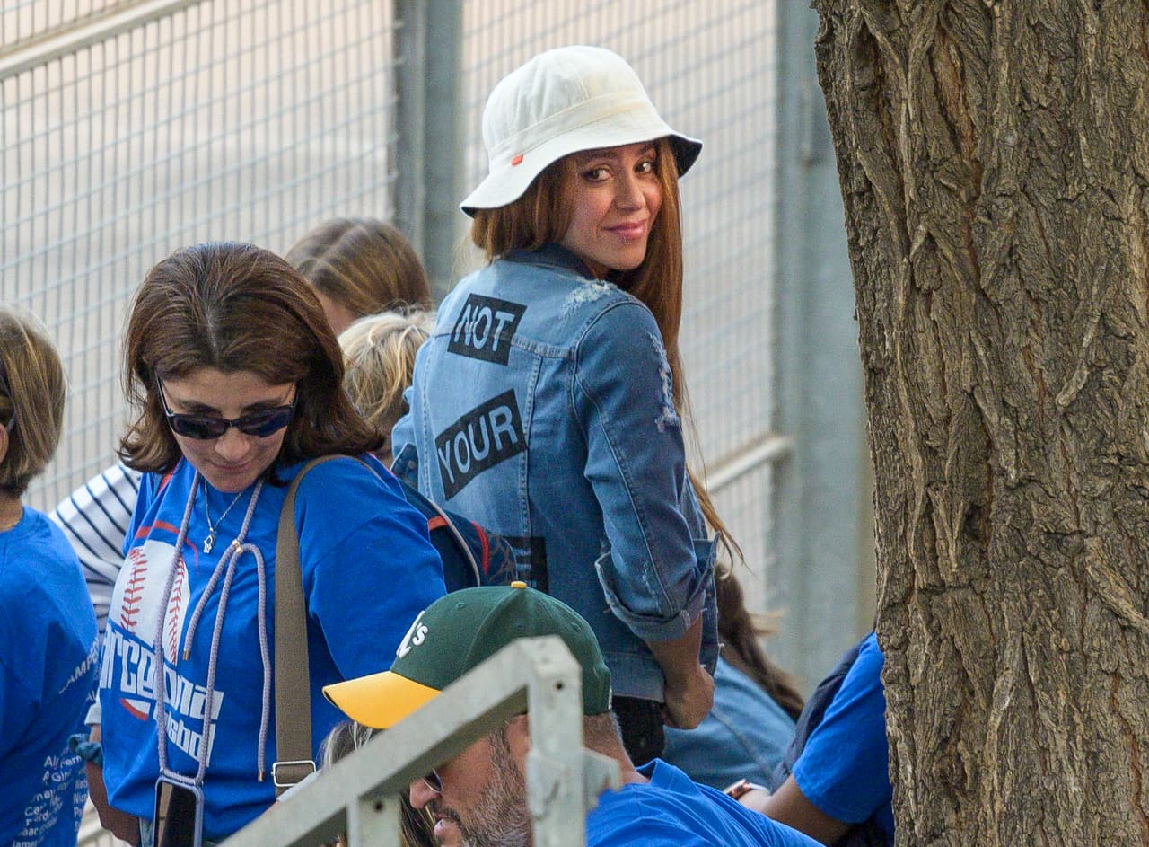 Según los reportes, Piqué asistió al primero, mientras que la cantante llegó al segundo, por lo que no se toparon en las gradas. 
<br>