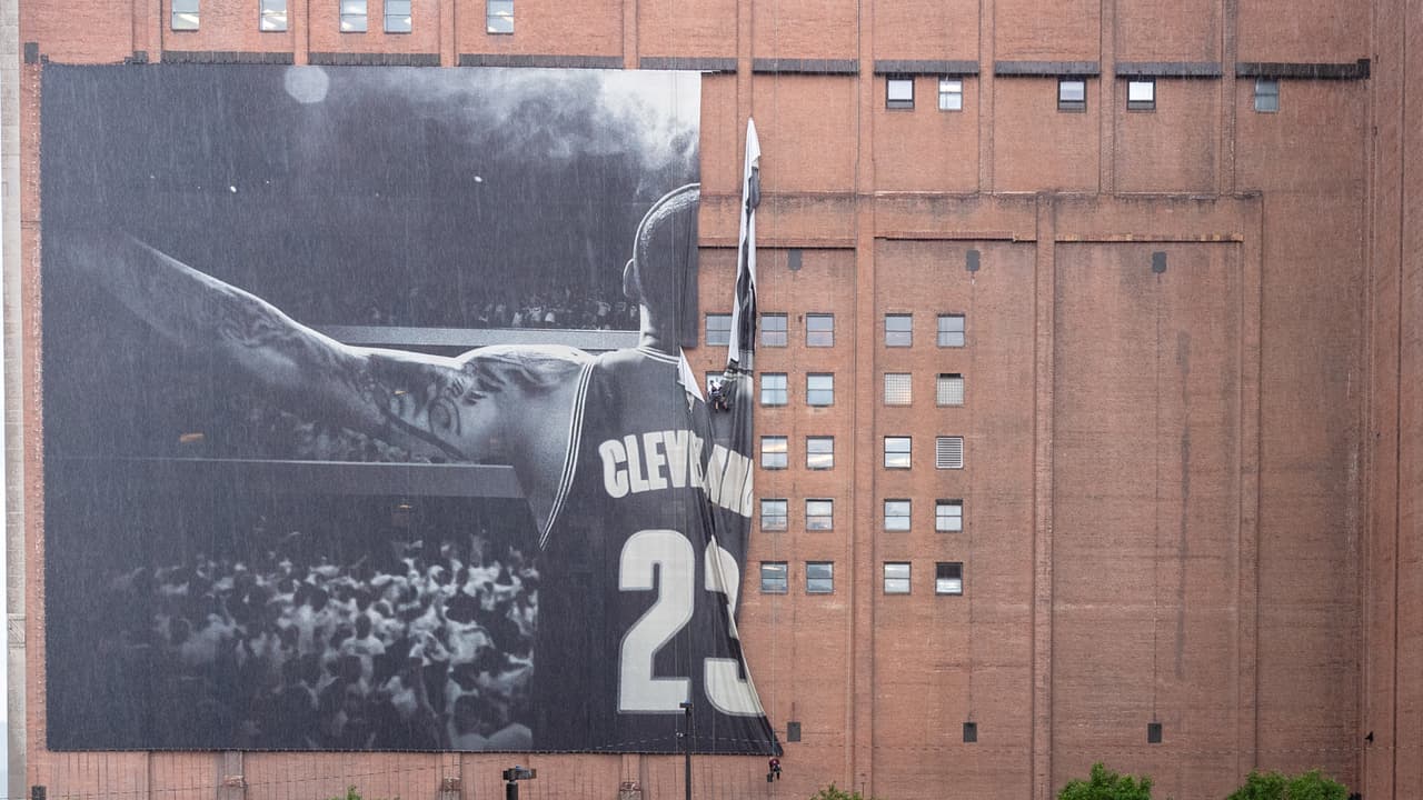 ¡Se terminó el amor! Retiran la emblemática manta de LeBron en Cleveland