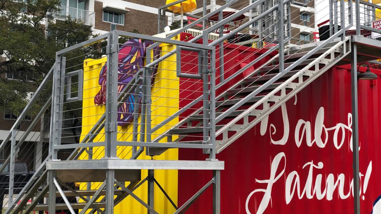 Esta adaptado con escaleras que te llevan a un segundo piso para que te deleites con el panorama urbano.