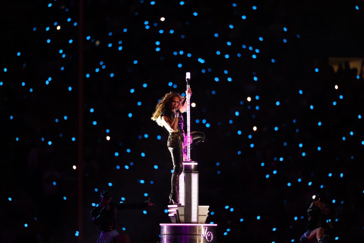 Cada una de las decisiones que la cantante de ascendencia puertorriqueña tomó sumaron a la hora de la evaluación final. Todo empezó con este guiño al universo fílmico de Hollywood: apareció en el 'stage' como si estuviera escalando el Empire State. Lo hizo usando un mono negro y una falda rosa.