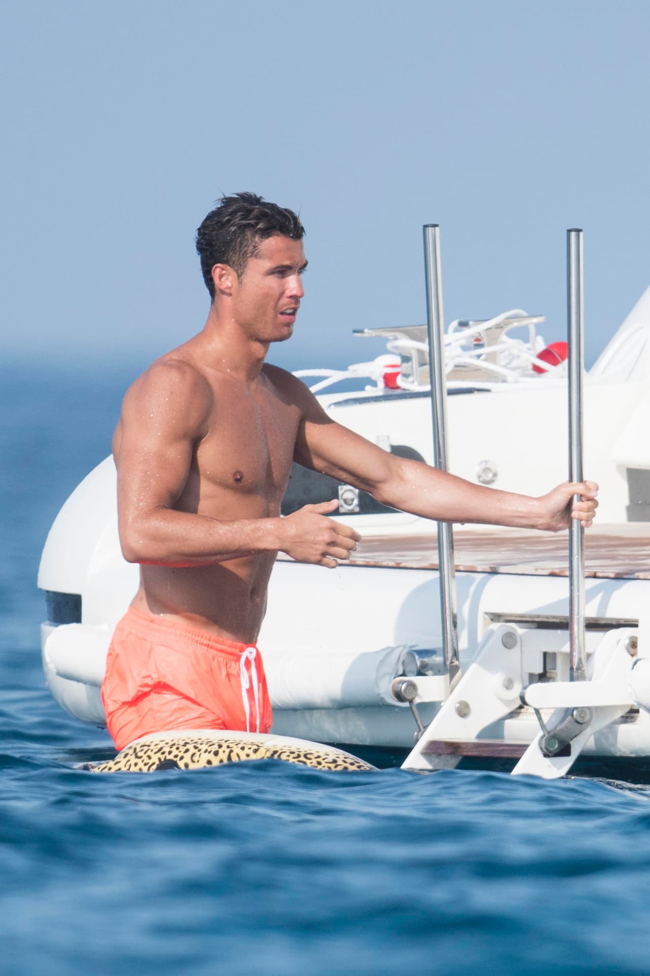 Se dice que la foto fue tomada en Ibiza, España donde Ronaldo se encontraba de vacaciones con su familia después de ganar con su equipo la Eurocopa.