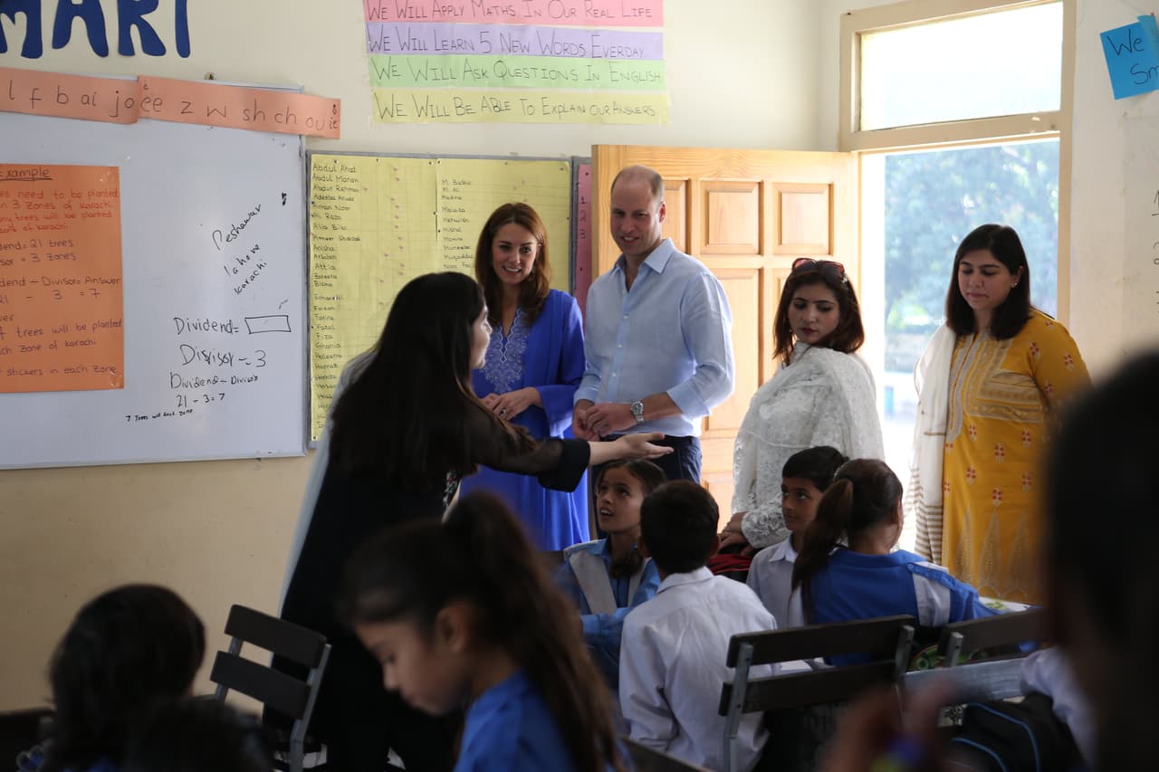 "Estuve volando por un tiempo, de hecho. Me encanta volar, 
<b><a href="https://www.univision.com/entretenimiento/el-principe-william-habla-sobre-como-le-afecto-la-muerte-de-la-princesa-diana" target="_blank">me siento muy libre</a></b> (y) me gusta aprender esa habilidad, disfruto eso", agregó el duque, quien 
<b>en el futuro heredará la corona británica </b>por ser el primogénito del príncipe Carlos y Lady Diana.