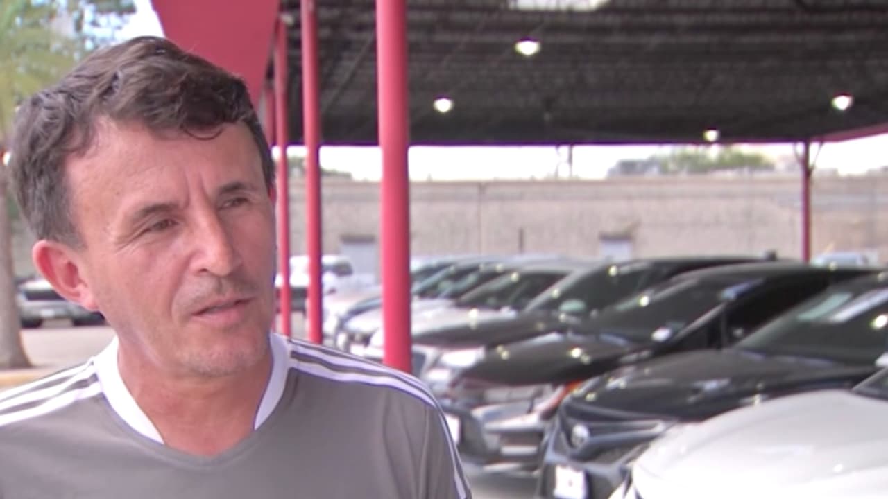 “Darle un buen mantenimiento al carro, esperarme a lo mejor un año, o dos años, y nuevamente volver a comprar otro”, expresó Emilio Frías, residente de Houston quien tuvo que comprar un auto usado porque los nuevos están muy caros.