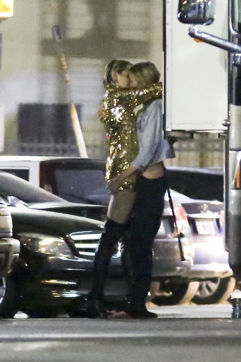 <b><a href="https://www.univision.com/musica/ahora-miley-se-declara-pansexual-fotos#7eb817a80000">Cyrus y la modelo de Victoria's Secret</a></b> se conocieron gracias a una amiga mutua, Cheyne Thomas. En julio de 2013, fueron fotografiadas mientras se besaban en un estacionamiento de Los Ángeles.