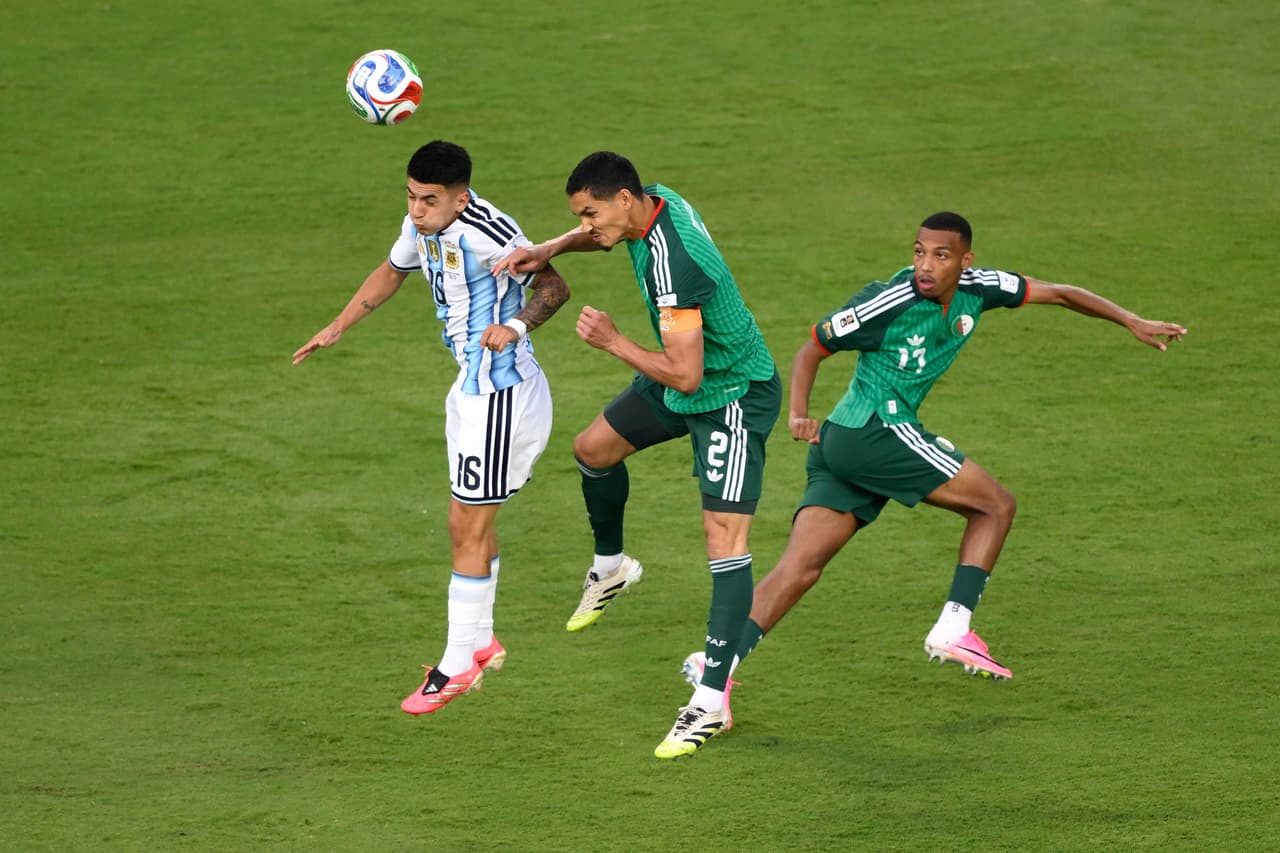 El argentino Thiago Almada (16) disputa el balón con el argelino Aissa Mandi (2) durante el partido de fútbol del Grupo J de la Copa del Mundo entre Argentina y Argelia en Kansas City.