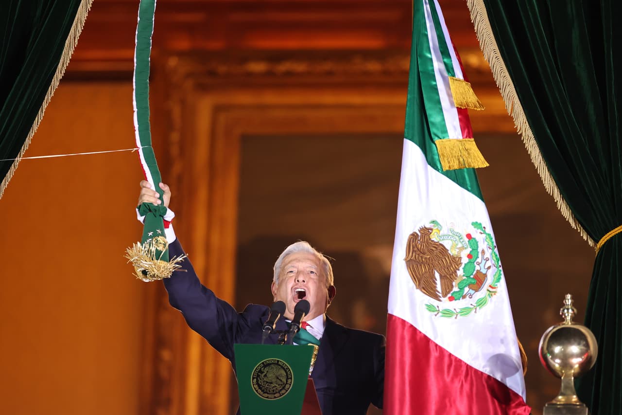 El actual presidente de México, Andres Manuel López Obrador, dando "el grito de Independencia de México"