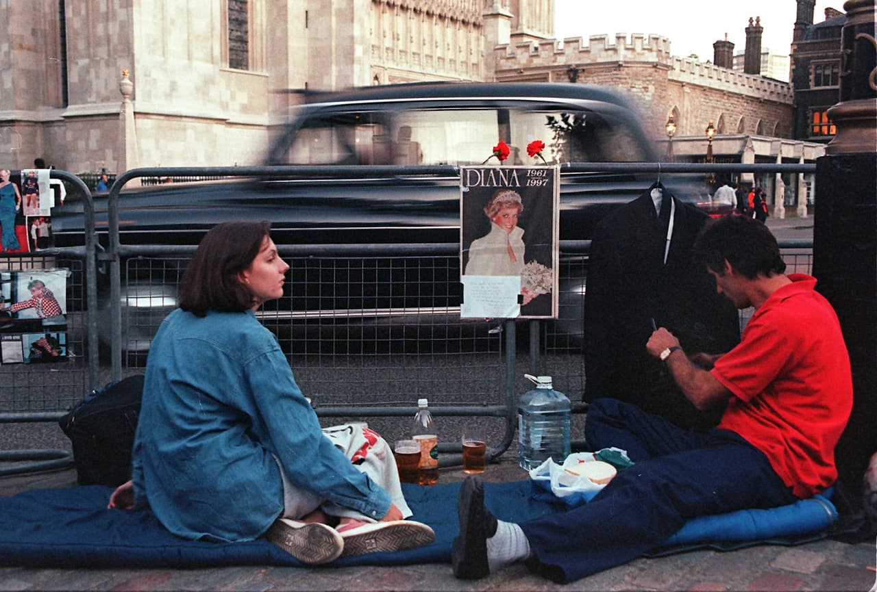 Como parte del aniversario de la muerte de Lady Di, William y Harry develarán en el segundo semestre de 2017 una 
<b><a href="http://ca.hellomagazine.com/royalty/02017062836941/prince-william-harry-princess-diana-rededicate-grave">estatua</a></b> de su mamá en los jardines de Kensington Palace.