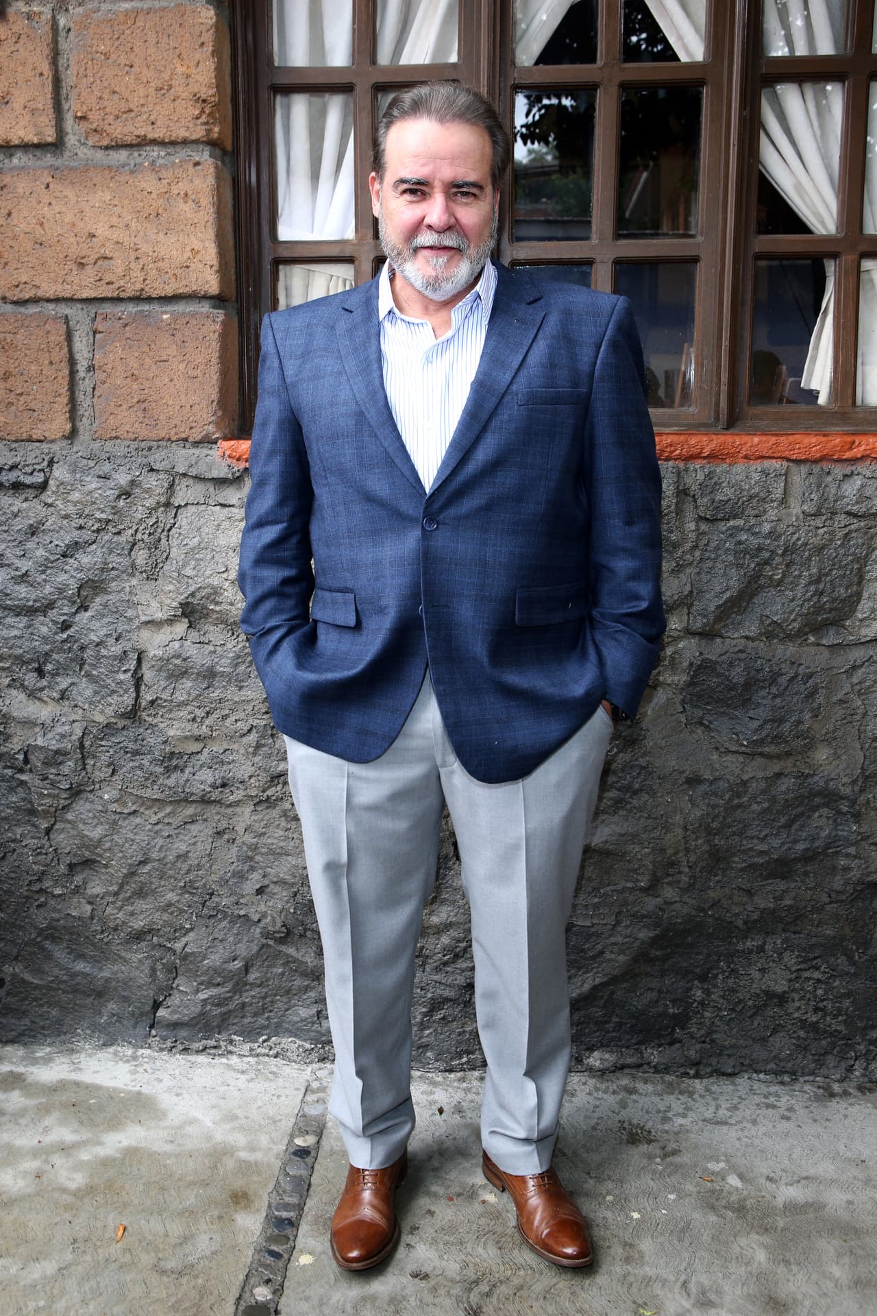 Debido a que es un actor versátil, también lo pudimos ver en la comedia romántica 
<a href="https://www.univision.com/shows/despierta-america/el-personaje-es-muy-bello-jorge-salinas-habla-de-su-papel-de-invidente-en-s-o-s-me-estoy-enamorando-video">S.O.S Me estoy enamorando,</a> en donde interpreta a Leopoldo Fernández, quien parece ser un padre y esposo ejemplar pero oculta un secreto.