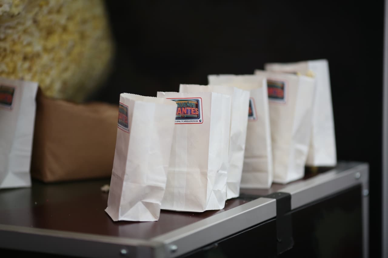 Las familias fueron deleitadas con comida gratuita.