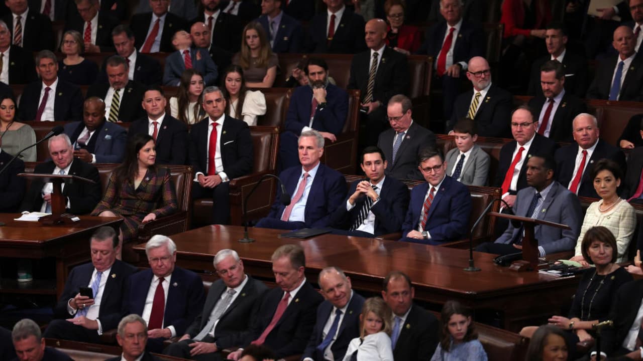 Para Eduardo Gamarra, analista político, luego de lo ocurrido este martes en la Cámara de Representantes existen tres posibles escenarios que considera a su vez “improbables”. El primero es que se realicen muchas más votaciones que se extiendan más allá del fin de semana, el segundo que Kevin McCarthy renuncie a su candidatura y le de paso a un candidato más aceptable para los dos extremos del Partido Republicano y el tercero que los republicanos y demócratas elijan un candidato en consenso. 
<b><a target="_blank" href="https://vix.com/es-es/canales/channel-callsign-frequancy-news-24-7?utm_medium=internal_referral&utm_source=univision&utm_campaign=evergreen&utm_content=ed_news&utm_term=video">Puedes ver en ViX más noticias gratis</a></b>.