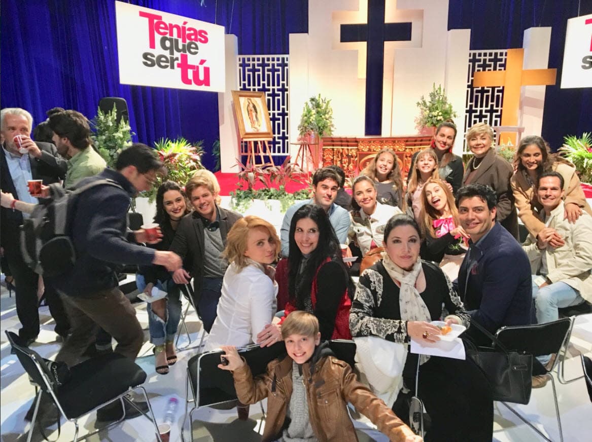 Pero antes de comenzar, celebraron una misa católica dentro del foro para bendecir el proyecto.