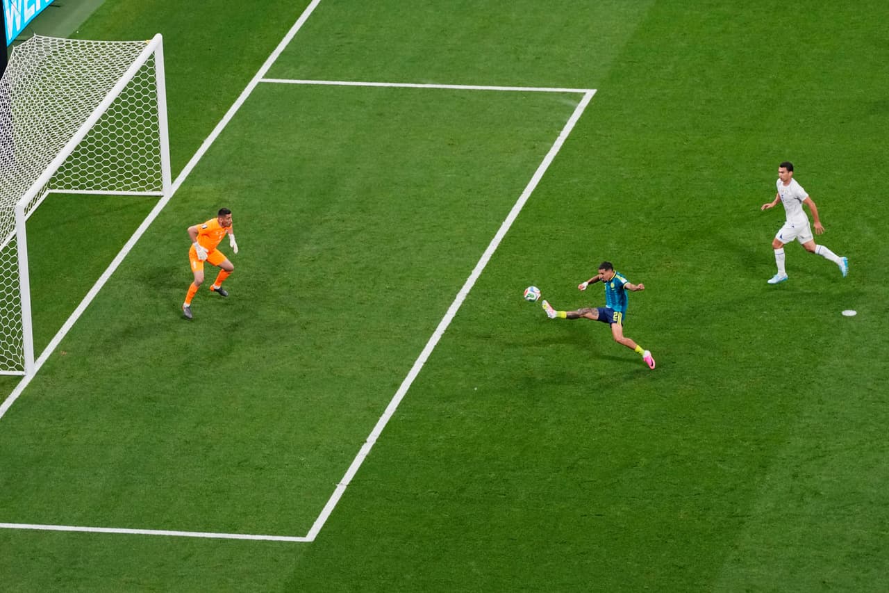 Daniel Muñoz (2), de Colombia, segundo por la derecha, anota el primer gol durante el partido de fútbol del Grupo K de la Copa Mundial entre Uzbekistán y Colombia en la Ciudad de México.
