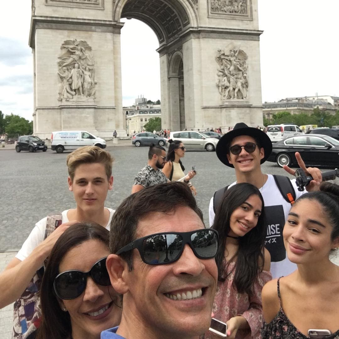 Y del otro lado del mundo, con su familia en París.