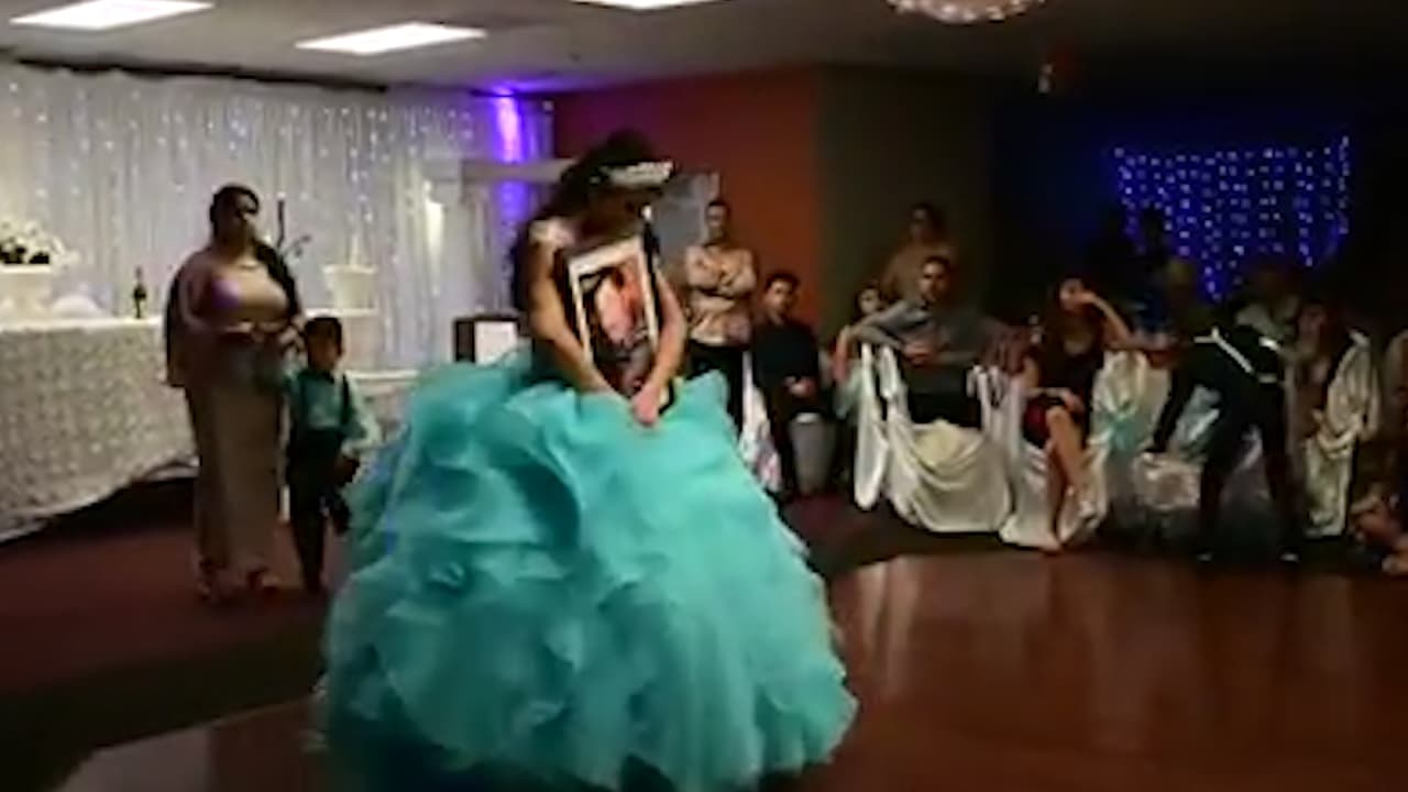 Esta quinceañera bailó el vals con un retrato de su padre difunto y las redes han hecho viral su gesto