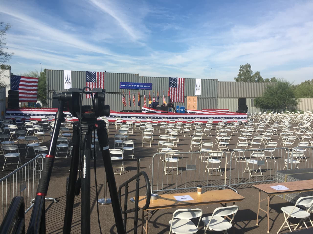 Controles de seguridad y silla espaciadas para seguir las normas de distanciamiento social se observan en el lugar donde Pence dará su discurso.