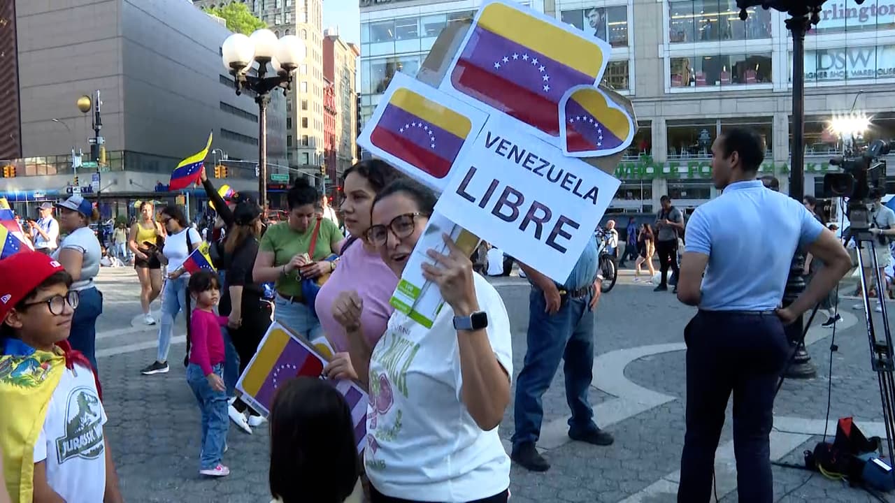 <b>"Yo lo que quiero es la libertad de una vez por todas para Venezuela</b>, porque ya es justo", comentó una de las manifestantes.
<br>