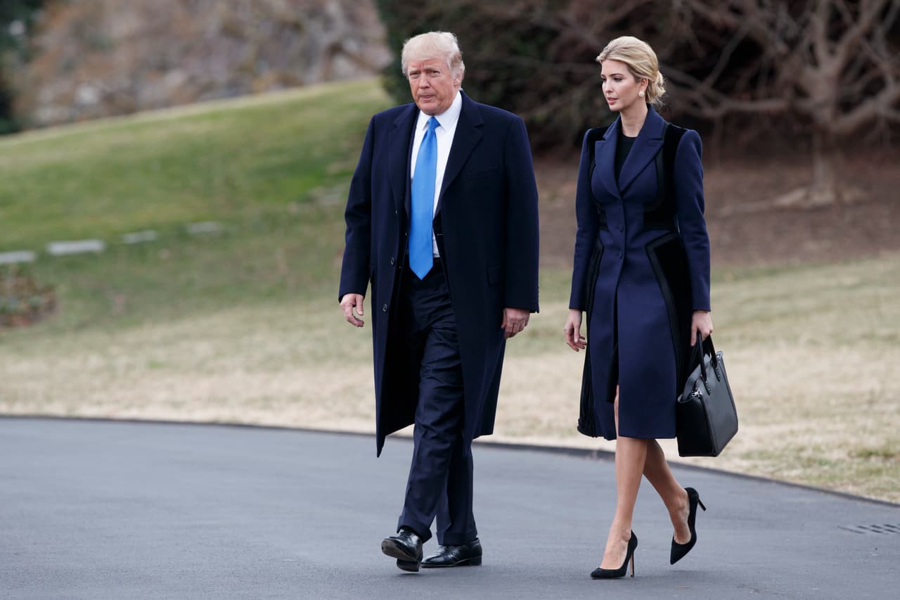<b>Día 69/Marzo 29:</b> Con el título de asistente especial del presidente,
<a href="https://www.univision.com/personas/ivanka-trump/las-criticas-eticas-fuerzan-a-ivanka-trump-a-hacerse-empleada-del-gobierno-federal"> <b>Ivanka Trump pasará a ser oficialmente una empleada del gobierno federal para poder asesorar</b></a> a 
<b><a href="https://www.univision.com/temas/donald-trump">Donald Trump</a> </b>en la Casa Blanca, anunció en un comunicado la hija mayor del presidente estadounidense. La decisión parece ser una respuesta ante las críticas de varios expertos en ética que opinaban que la función de “asesora informal” que pretendía ejercer Ivanka desde la oficina que ya tiene en la residencia presidencial le permitía evadir ciertas reglas.
<br>