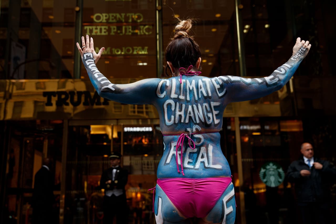 "El cambio climático es real" se pintó en el cuerpo esta manifestante.