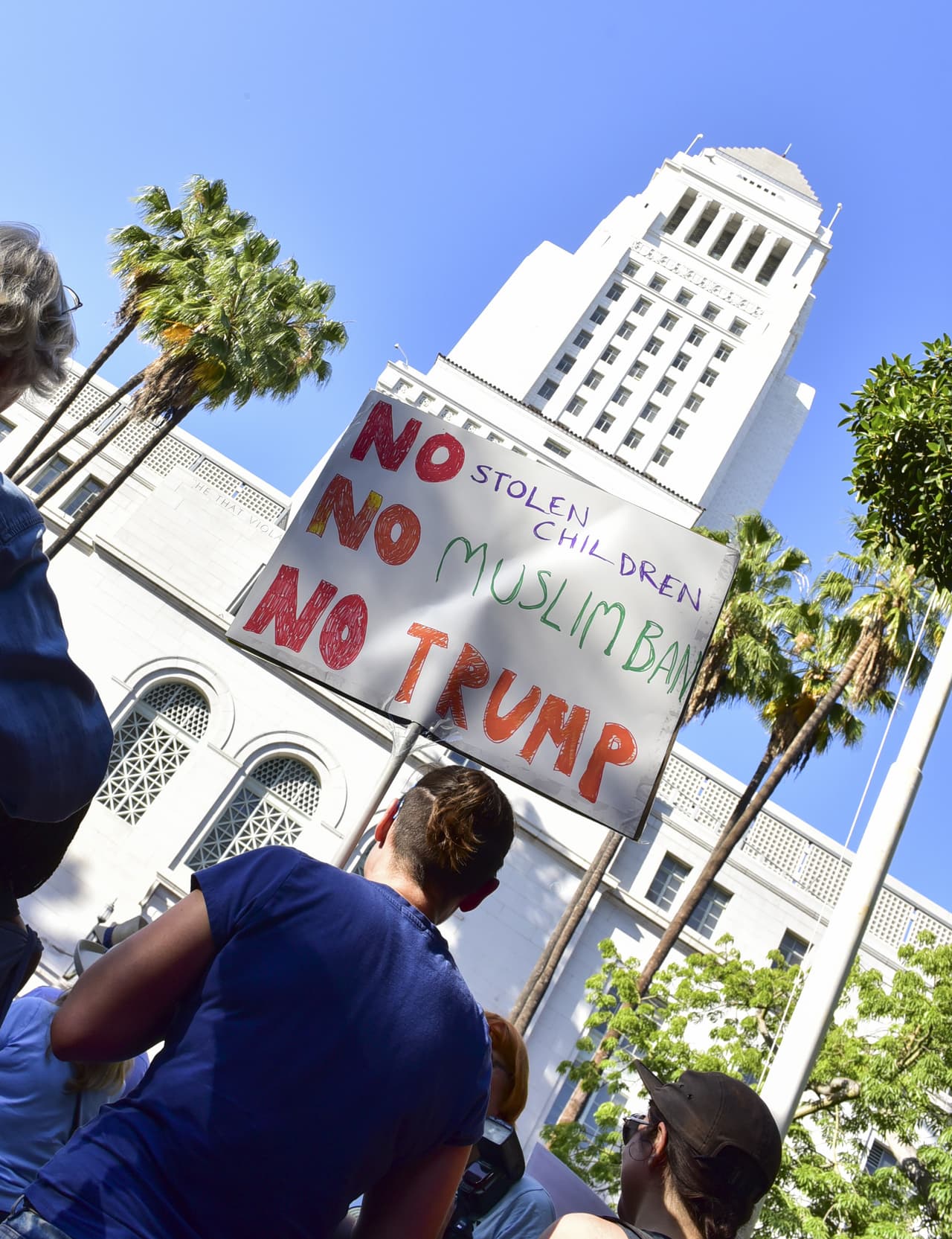 "No a los niños robados. No al veto migratorio de musulmanes. No a Trump", se lee en esta otra pancarta.