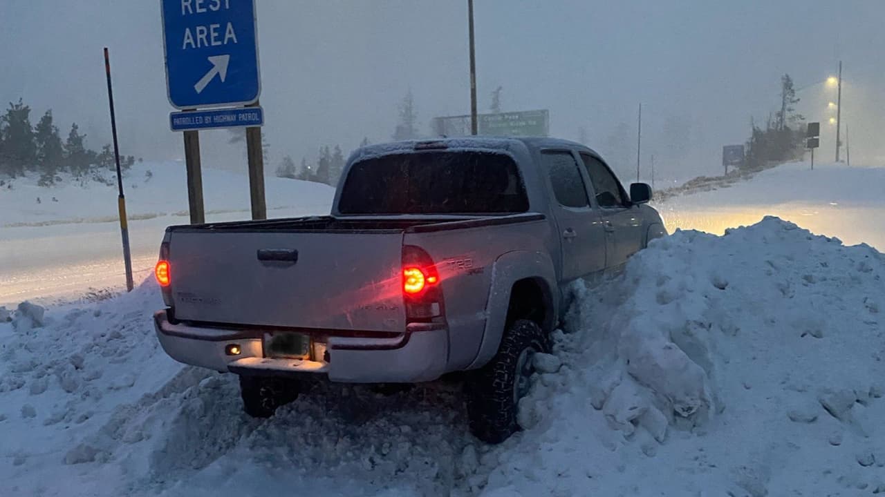 El mayor riesgo se reporta en la región de la Sierra Nevada, zona en la que el Servicio Nacional Meteorológico (NWS) pronosticó la caída de hasta tres pies de nieve en altitudes a partir de los 2,500 pies. Algunos autos han quedado varados entre los montículos de nieve.