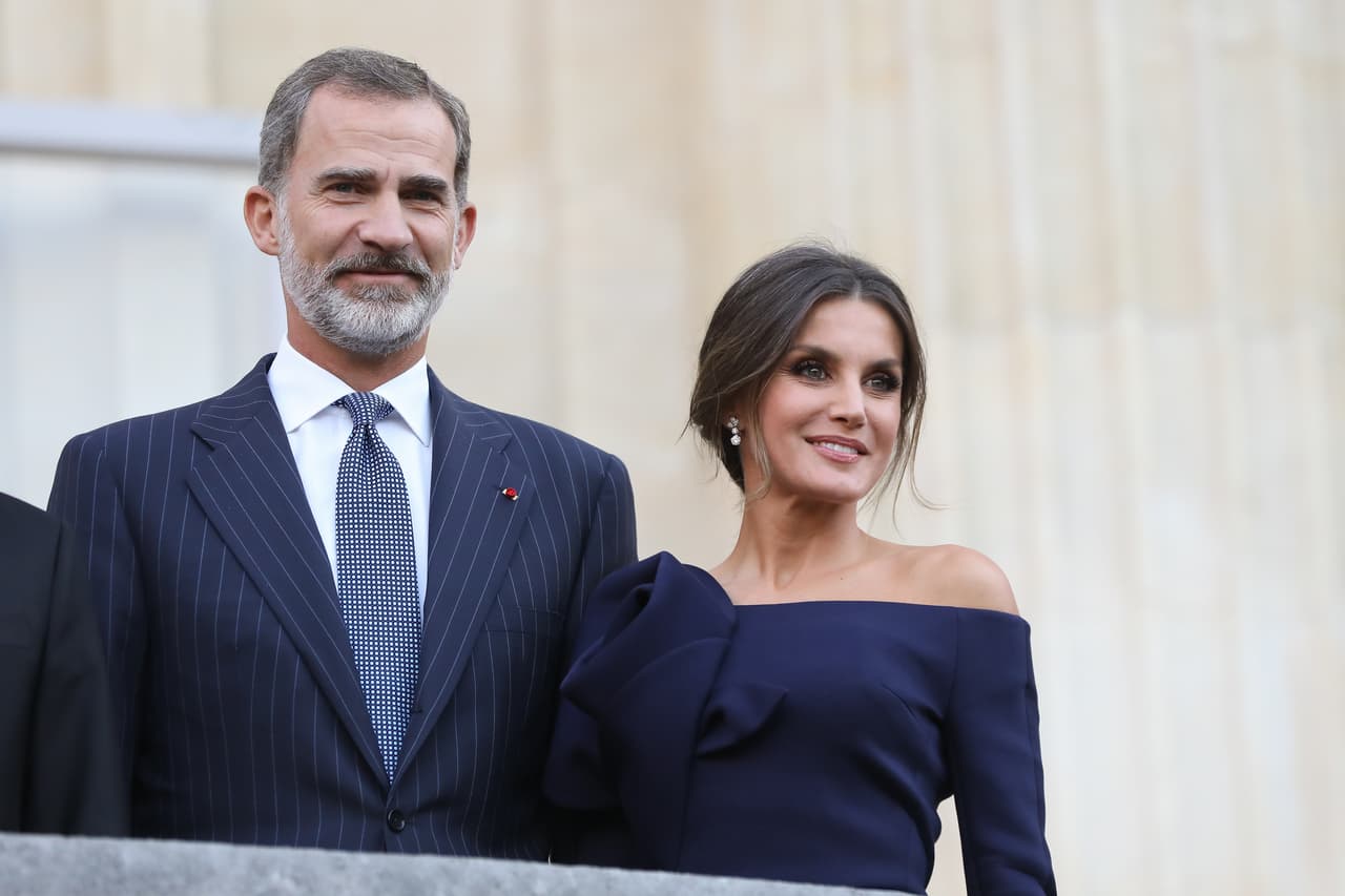 Felipe VI y Letizia Ortiz viajaron a París para visitar una exposición retrospectiva sobre el pintor español Joan Miró, en el emblemático edificio Grand Palais.