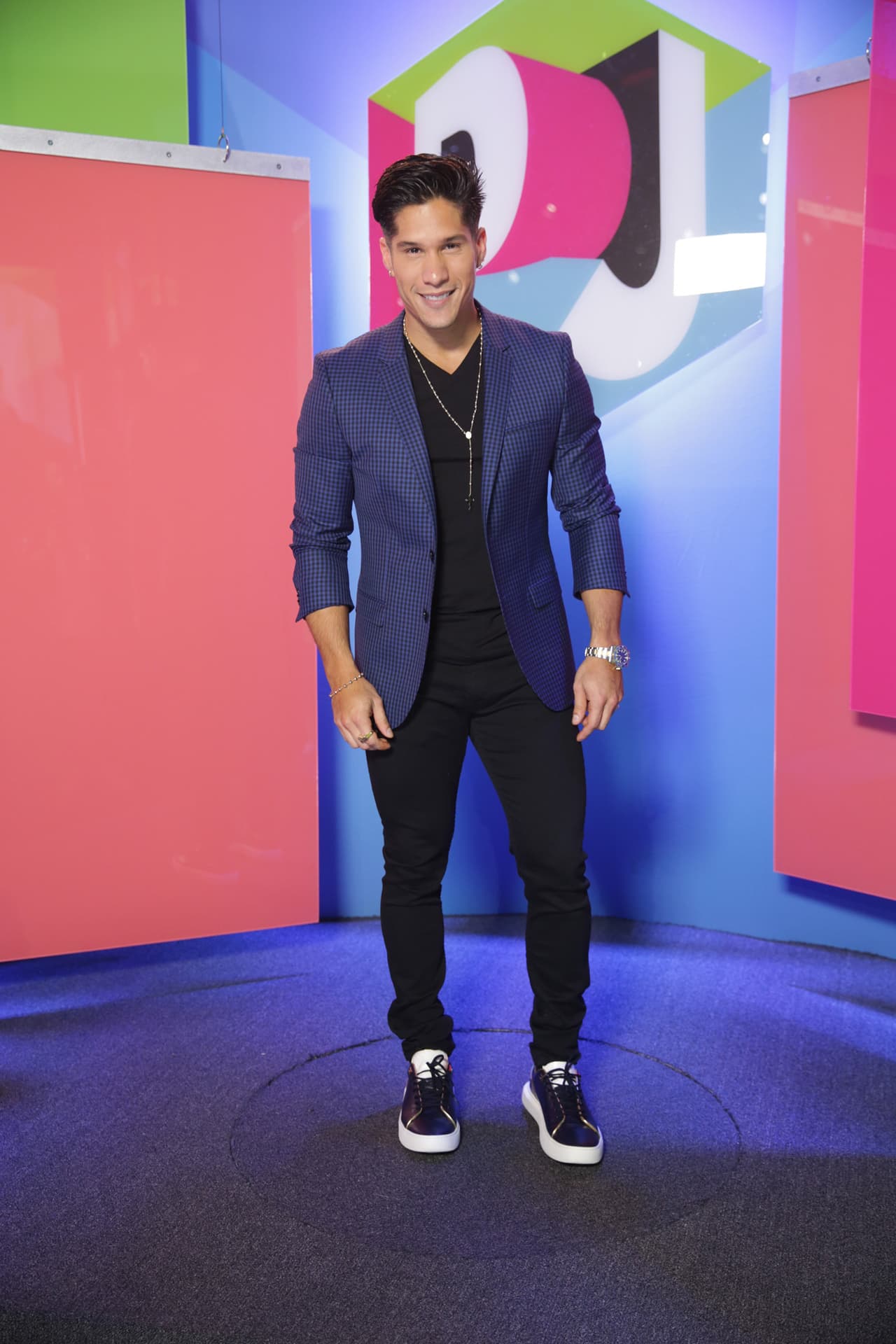 Chyno Miranda logró un 'look' juvenil con sus zapatillas deportivas.