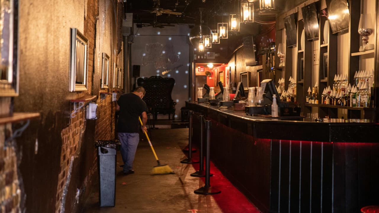 Si bien la reapertura representa una gran oportunidad para los negocios más afectados por la pandemia, muchos están teniendo problemas para volver a contratar trabajadores, pese a que están incluyendo distintos incentivos. Las razones, según administradores, es que varios están ganando más dinero con el subsidio de desempleo, mientras que otros aún temen contagiarse en los espacios laborales.