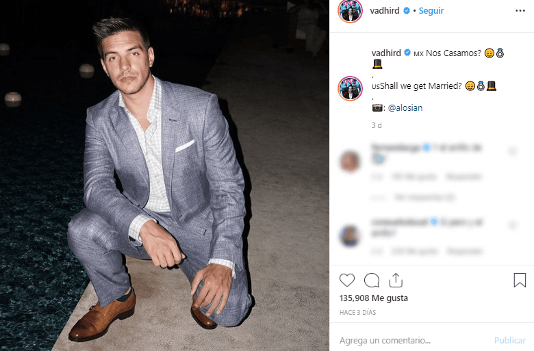 Vadhir causó un alboroto entre sus seguidoras cuando publicó está fotografía donde se le ve serio e hincado. En la descripción escribió: "¿Nos casamos?".
