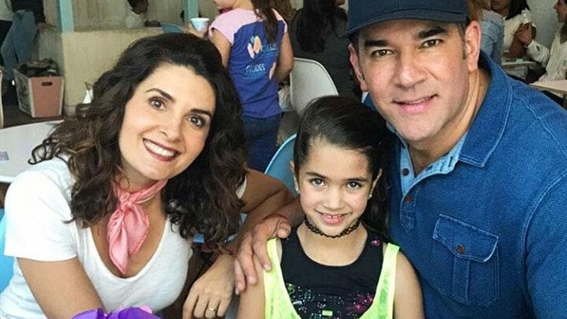 Por eso, Mayrín Villanueva parece estar lista para 
<b><a href="https://www.univision.com/entretenimiento/mayrin-villanueva-ya-huele-a-suegra-y-ademas-le-encanta-fotos" target="_blank">convertirse en 'suegra'</a></b> una vez que su hija más pequeña le presente a algún novio. 
<br>