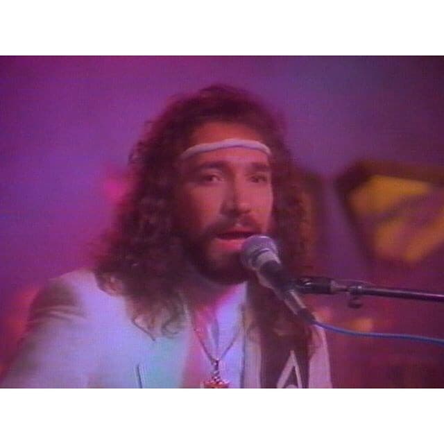 Además, de este segundo disco se desprendió el tema "La venia bendita", que durante más de 25 semanas ocupó el primer lugar de popularidad en Estados Unidos.