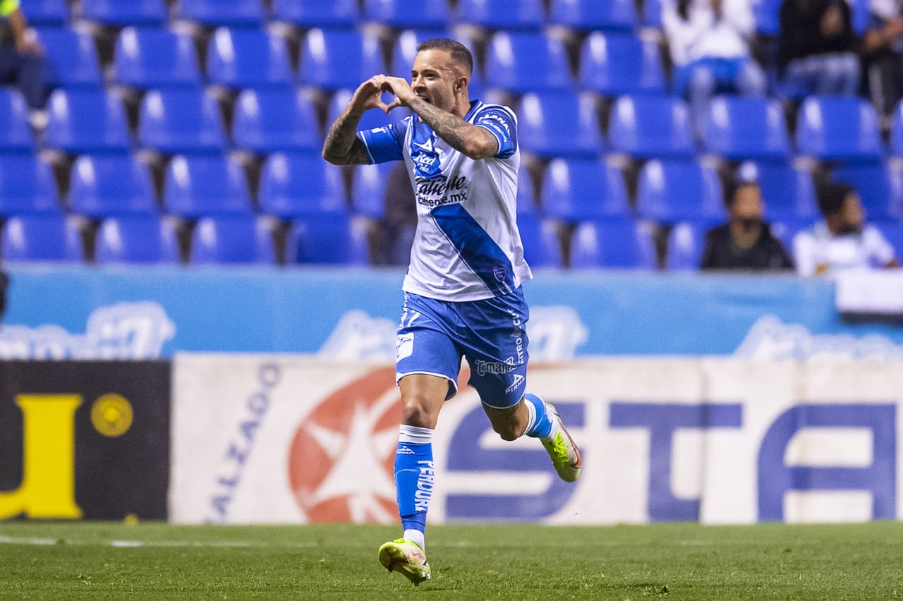 A los 10 miutos de juego, Gustavo Ferrareis puso adelante a la Franja con un tiro de primera después de un centro por abajo.