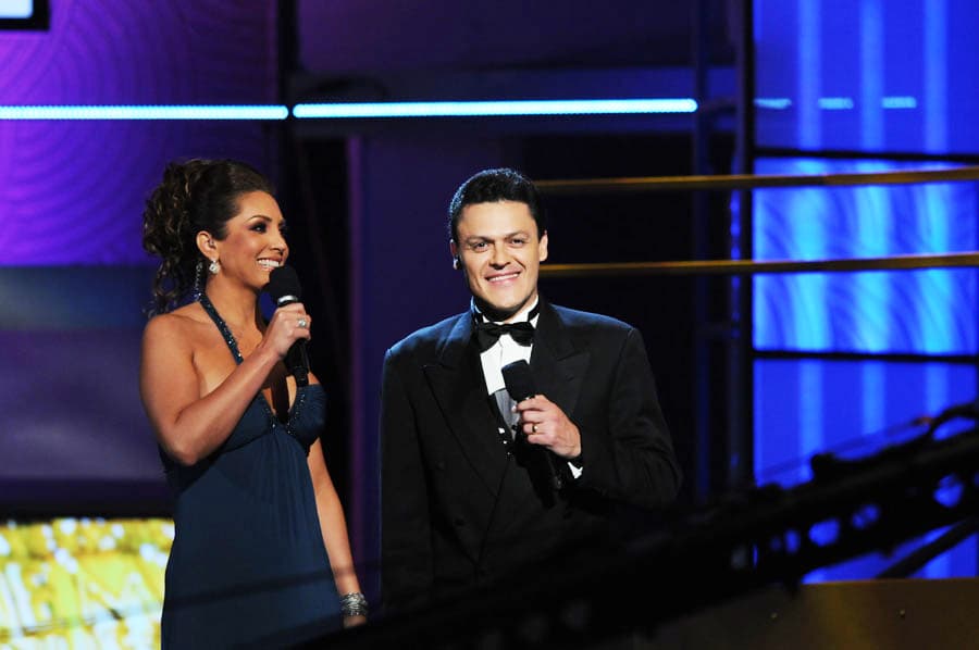 No lo hizo sola y condujo al lado de Pedro Fernández.