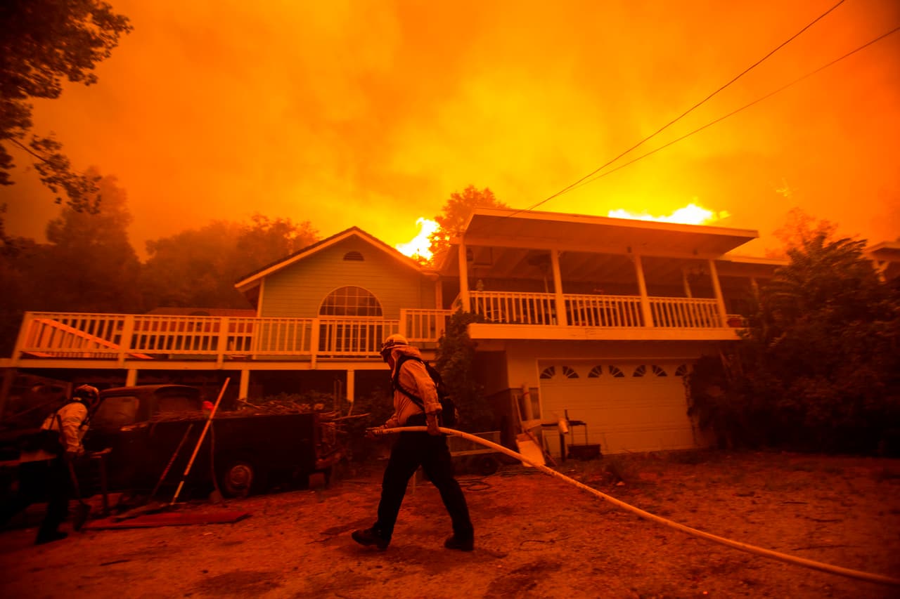 Evacuaciones obligatorias debido a incendio Lake que alcanzó 10,000 acres cerca del valle de Santa Clarita