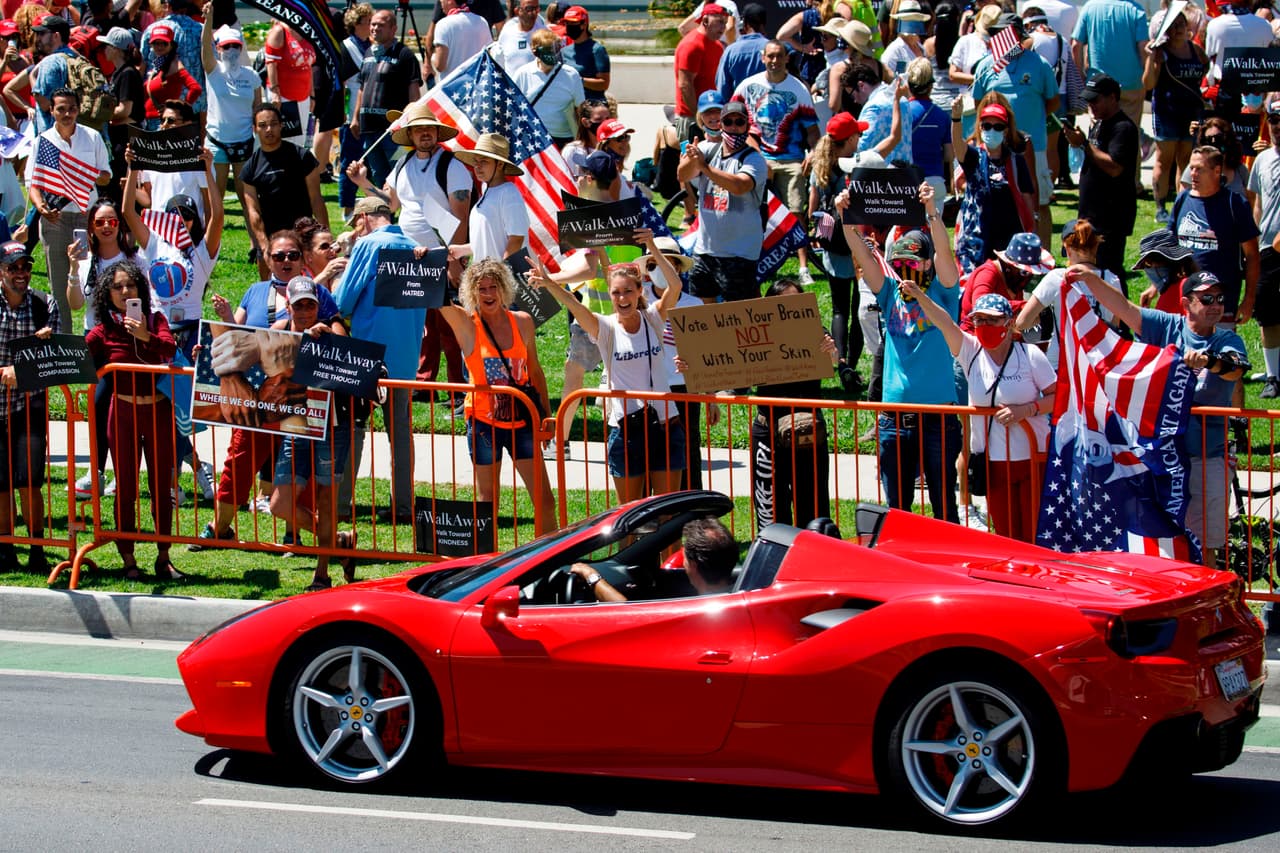 Cabe señalar que, en medio de la pandemia del coronavirus, grupos conservadores han criticado la realización de las marchas progresistas, por ejemplo del movimiento Black Lives Matter o aquellas que exigen justicia por hispanos asesinados y otras causas.
<br>