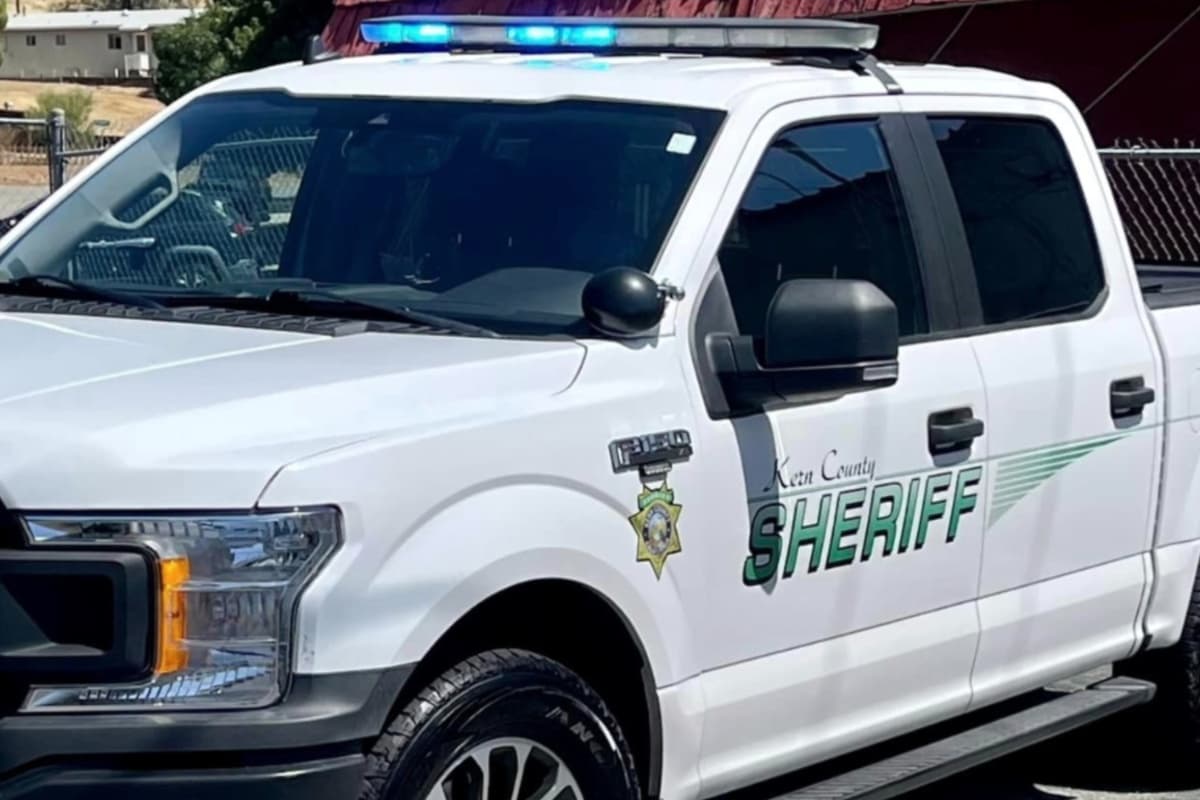 La investigación está en curso. Cualquier persona que tenga información puede llamar al (661) 861-3110 o a la Línea de Testigos Secretos de Kern al (661) 322-4040.