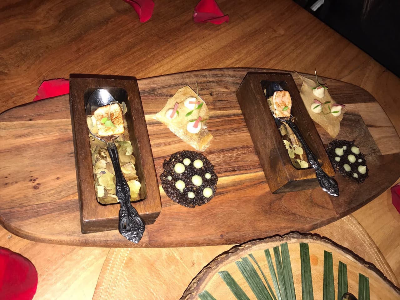 El gran cómplice del pequeño y dulce Joshua no fue solo su padre sino también el chef Juan Manuel Barrientos, propietario del restaurante, quien le preparó una cena de 13 deliciosos platos que hicieron que la noche fuera una experiencia inolvidable.