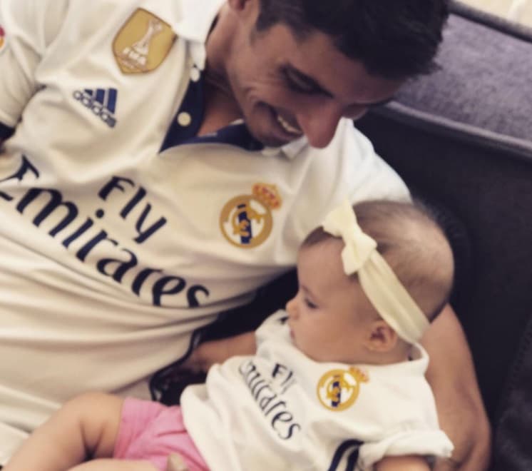 Lua ahora es la compañera de futbol del actor.