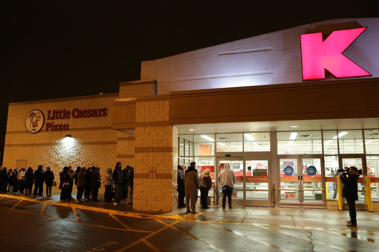 <b>Kmart</b>. Abré el día de Acción de Gracias de 6 AM a 12 AM. En el Black Friday abrirá de 6 AM a 10 PM.