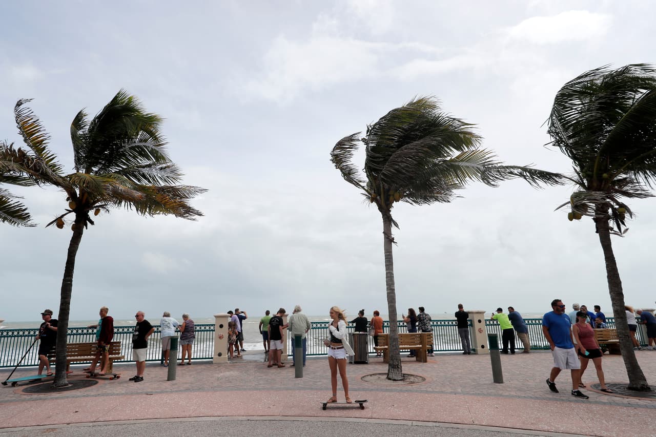 La gente observa las altas olas desde el malecón con vista al Océano Atlántico, antes de la posible llegada del huracán Dorian, en Vero Beach, Florida, el lunes 2 de septiembre de 2019. Dorian es actualmente un huracán de categoría 2 y prácticamente se encuentra estacionado sobre las Bahamas.