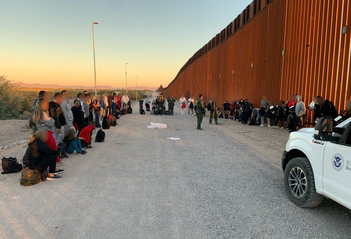 El martes por la noche, un grupo de 60 migrantes se entregó a los agentes de la estación Ajo al este de Lukeville. El grupo compueto por 56 ciudadanos cubranos tenían edades entre los 5 y 58 años, según reportó la Patrulla Fronteriza.