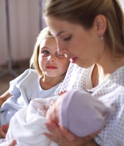 La temida anemia: La Sociedad Argentina de Pediatría explica que la anemia es el descenso de hemoglobina en la sangre (glóbulos rojos) y que generalmente se produce por falta de hierro. Síntomas: palidez en la piel y las mucosas (labios, párpados, etcétera), cansancio y en algunos niños irritabilidad e hiperactividad. Puede afectar el desarrollo del cerebro del niño.